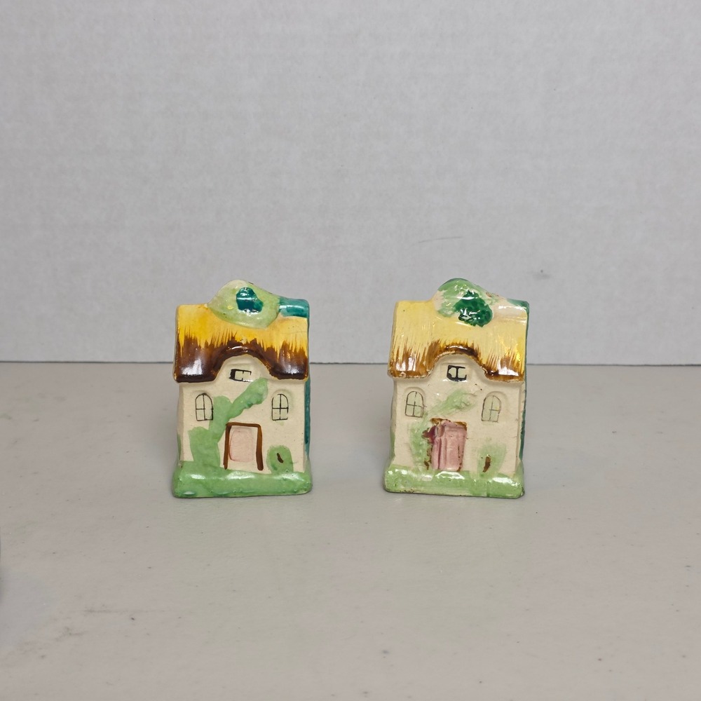 VTG Japan Ceramic Thatched Roof Cottage Salt &Pepper Shaker Set Hand Painted